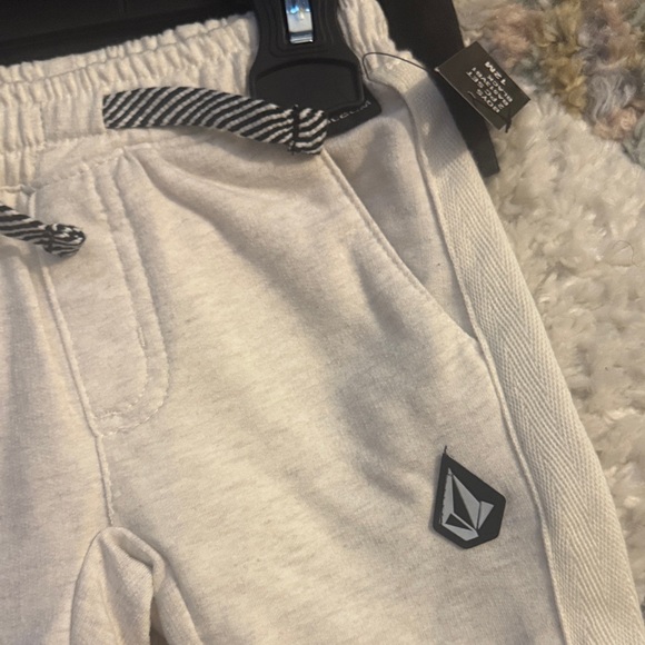 Volcom Set - Picture 7 of 8